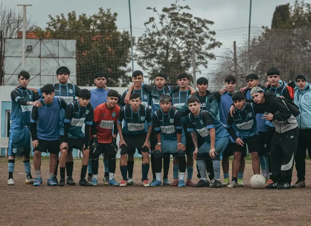 Plantel juvenil del Club Universitario de Berisso posando antes de un partido